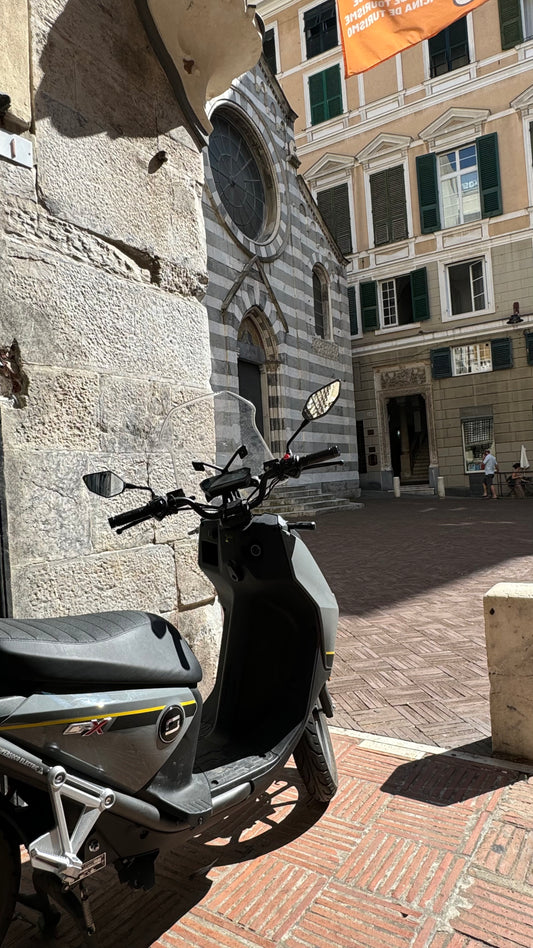 Genova: Electric scooter rental full day