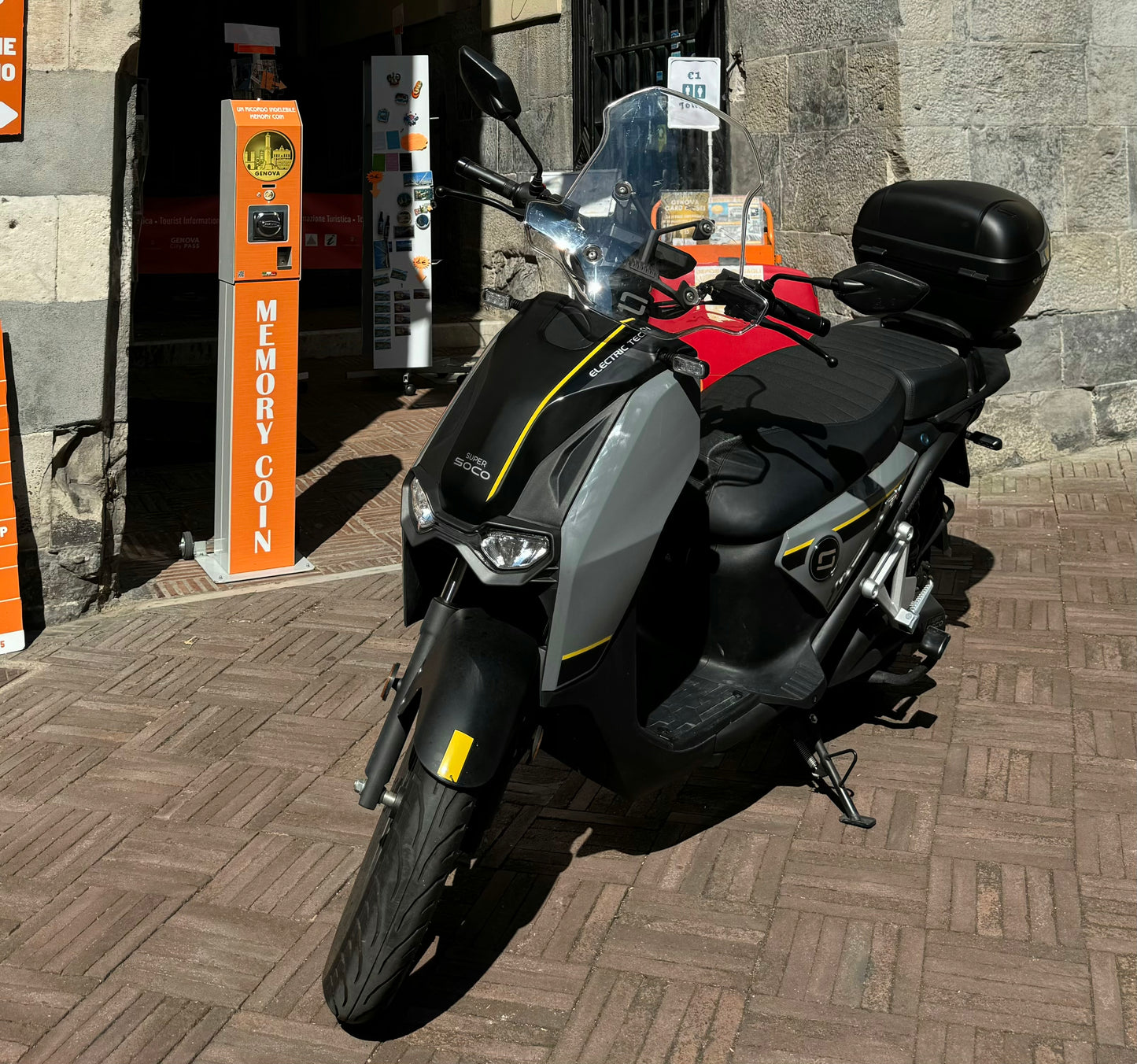 Genova: Electric scooter rental full day