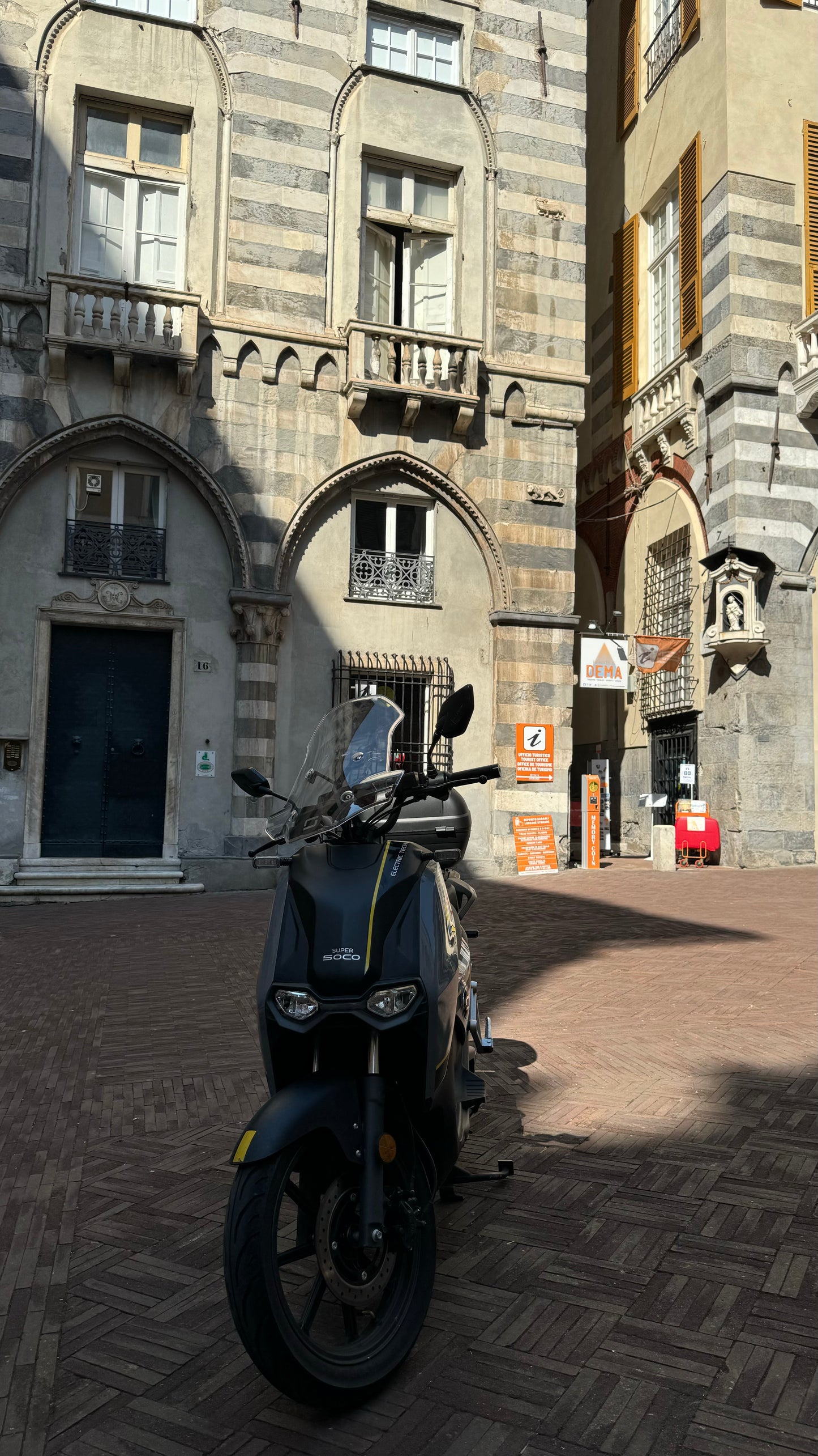 Genova: Electric scooter rental full day